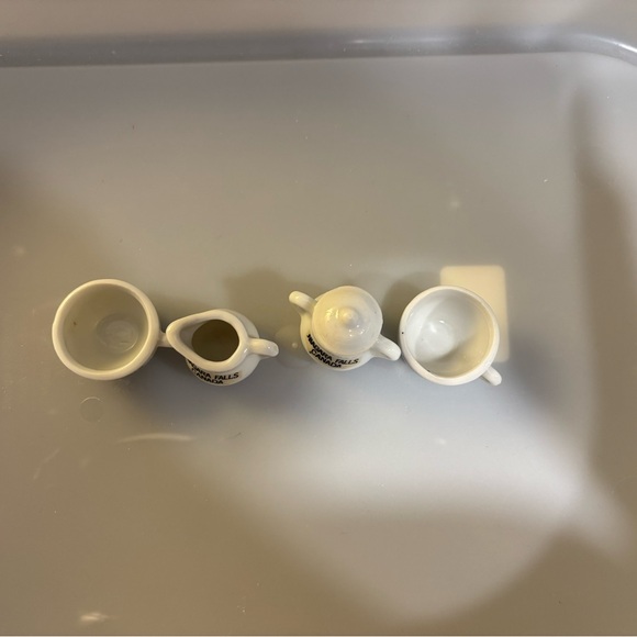 Vintage 1960s Niagara Falls Canada White Miniature Tea Set - Picture 2 of 5